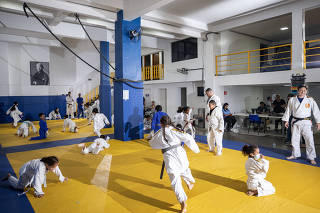 Instituto Reacao (do ex judoca Flavio Canto) chega a SP: Criancas de comunidades carentes durante aula de judo no Instituto Reacao no bairro Freguesia do O