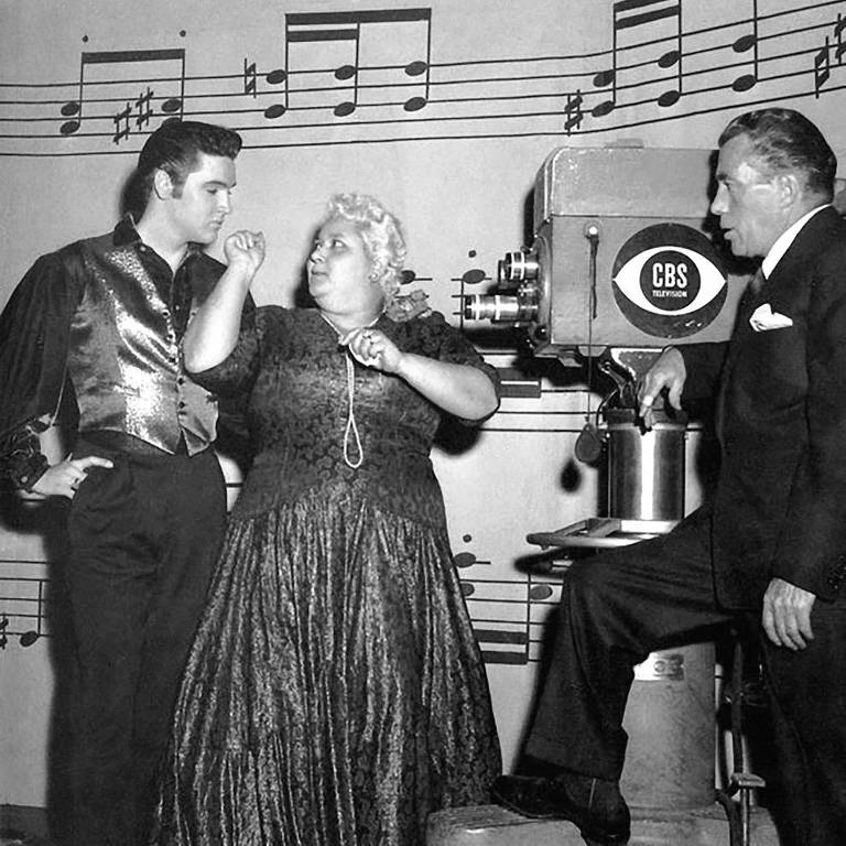 A cantora Leny Eversong com Elvis Presley no Ed Sullivan Show, em 1957