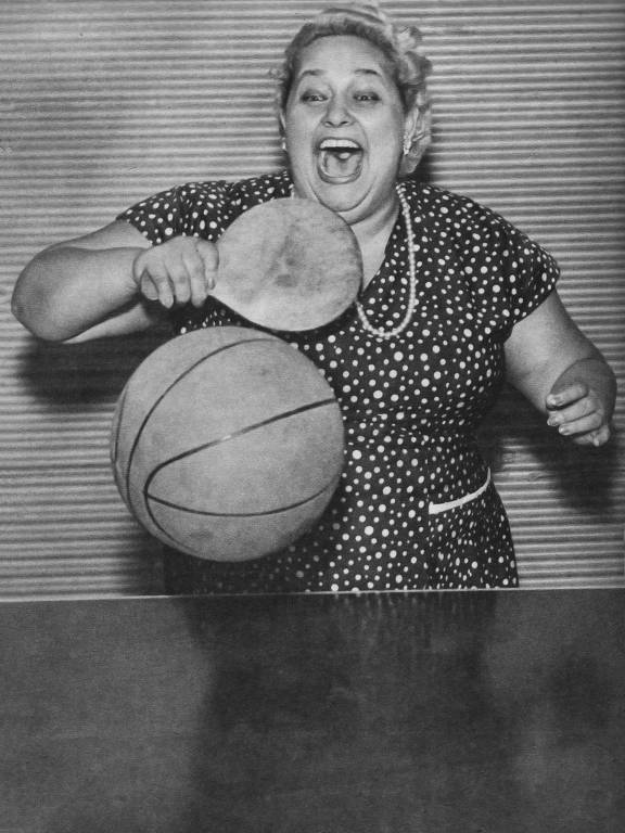 A cantora Leny Eversong, em ensaio para reportagem, jogando ping-pong com bola de basquete