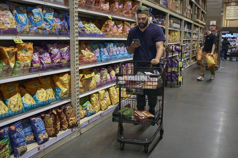 Compradores em um supermercado Wegmans no Brooklyn em 6 de outubro de 2023. Em algumas categorias, como vegetais enlatados e queijo, os produtos de marca própria conquistaram uma parcela significativa do mercado.