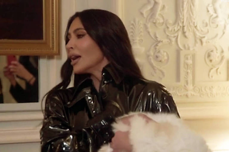 Kim Kardashian é atacada por gata de Karl Lagerfeld ao tentar levá-la ao Met Gala