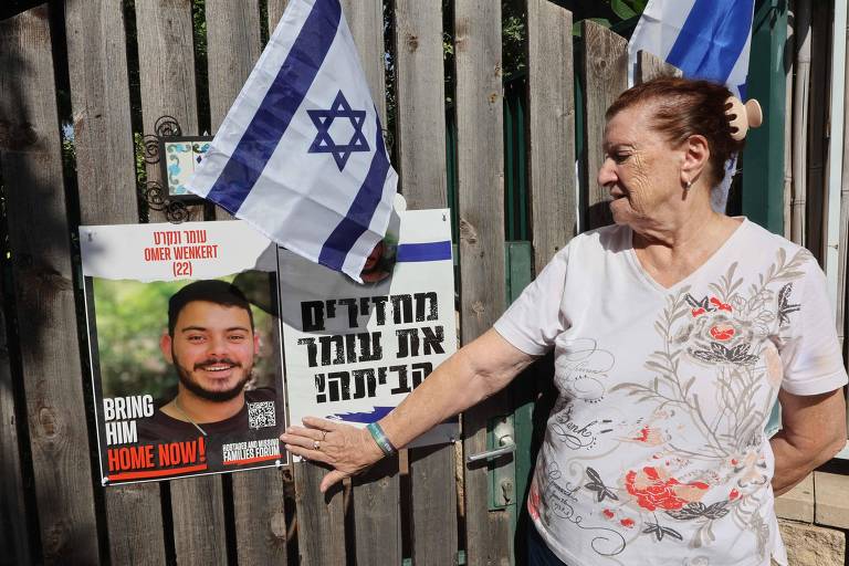Tsili Wenkert mostra seu neto Omer, que está entre os reféns do Hamas capturados em rave em Israel
