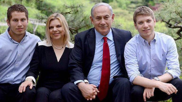 O primeiro-ministro israelense Binyamin Netanyahu com a família, e Yair Netanyahu à direita