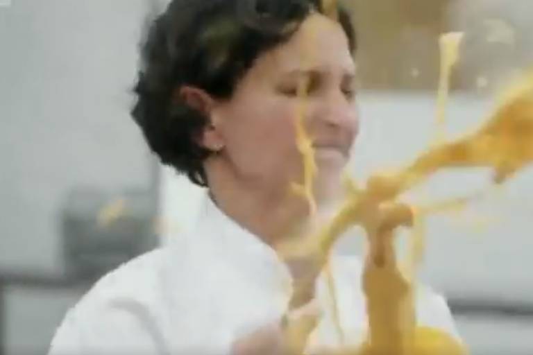 Sopa explode no rosto da chef Cristina Maia 