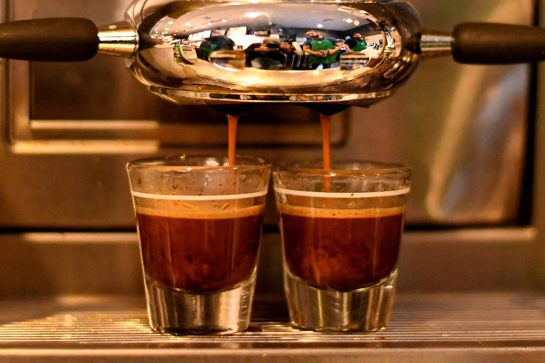 Café espresso sendo extraído em dois copos