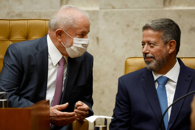 Presidente Luiz Inácio Lula da Silva conversa com presidente da Câmara, deputado Arthur Lira (PP-AL) durante cerimônia de posse de Luiz Roberto Barroso como presidente do STF, em Brasília