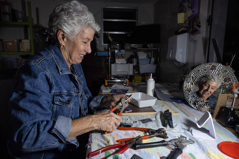 Elide Elisa Rodrigues Luccas, 72, trabalha no ateliê de sua casa no Butantã, zona oeste de São Paulo