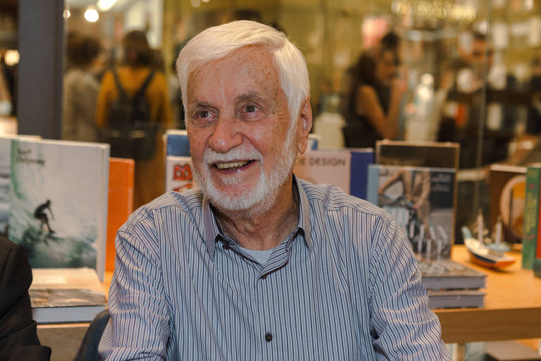Edmar Bacha sorri durante lançamento de livro em São Paulo