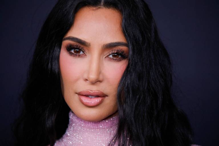 Kim Kardashian fatura milhões com coleção de roupas íntimas masculinas