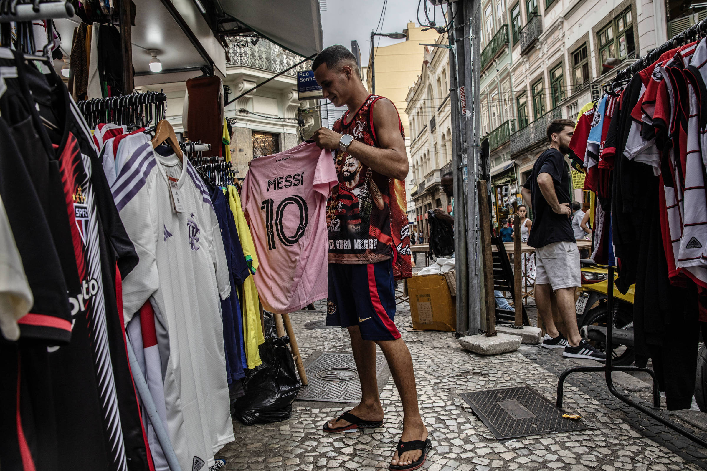 Clientes lotam shoppings na busca do presente de última hora