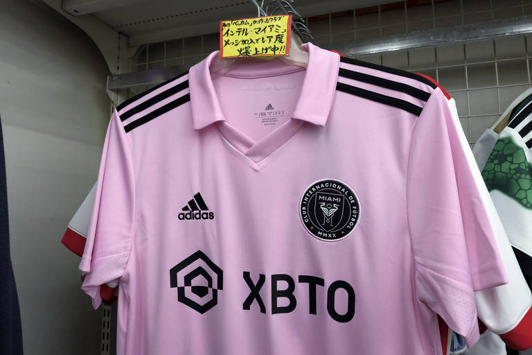 A Lionel Messi jersey, in Inter Miami?s distinctive pink color, at a shop outside Tokyo, Sept. 28, 2023. In the span of three months, the soccer superstar has made Inter Miami?s eye-catching pink jersey the hottest piece of sports merchandise on the planet. (Kosuke Okahara/The New York Times)