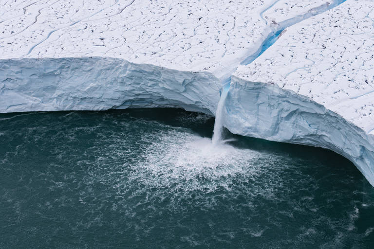 Cachoeira em geleira da Noruega em cena do documentário 'Legado', de Yann Arthus-Bertrand