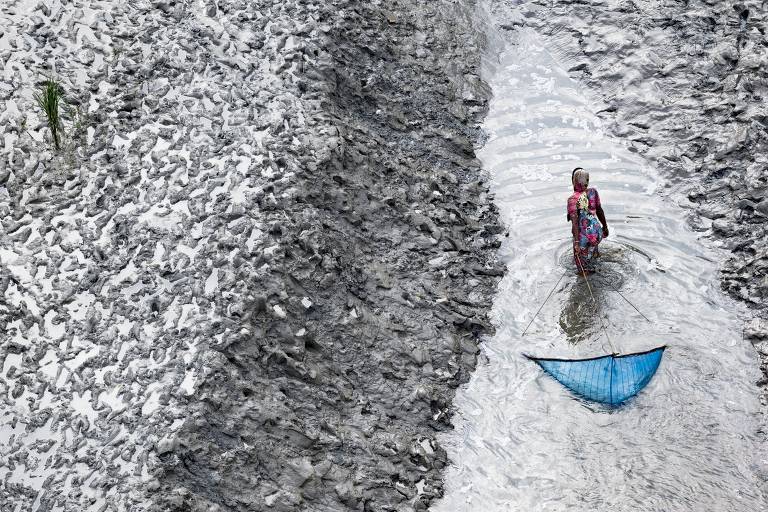Mulher pescando em Bangladesh em cena do documentário 'Legado', de Yann Arthus-Bertrand