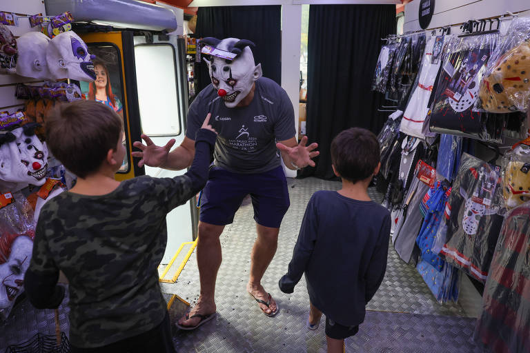 Onda Halloween ultrapassa fantasias e movimenta venda de meias, refrigerantes e maquiagem