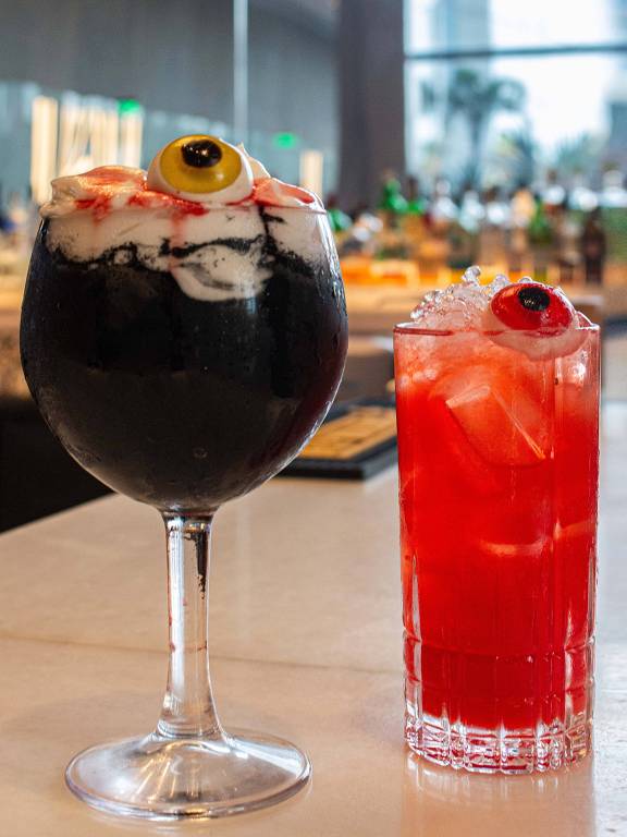 dois copos com drinks, um na cor preta, outro na cor vermelha
