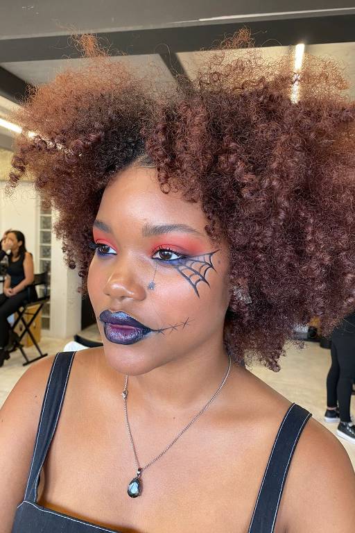 jovem negra com maquiagem de Halloween