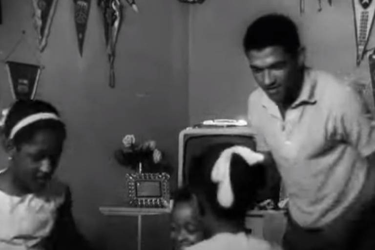 Garrincha dança em sua casa com as filhas em trecho do filme "Garrincha: Alegria do Povo", de 1962