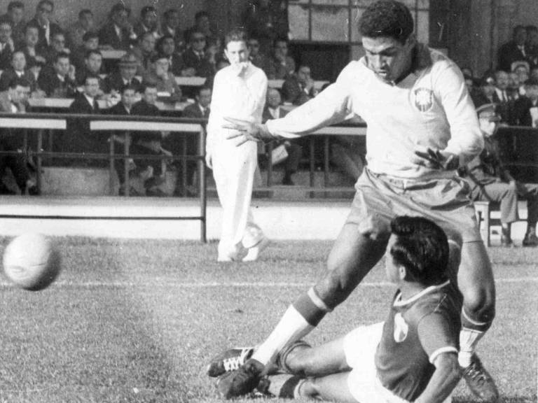 Mané Garrincha tenta driblar rival em Brasil x México em Sausalito (Chile), na Copa do Mundo de 1962