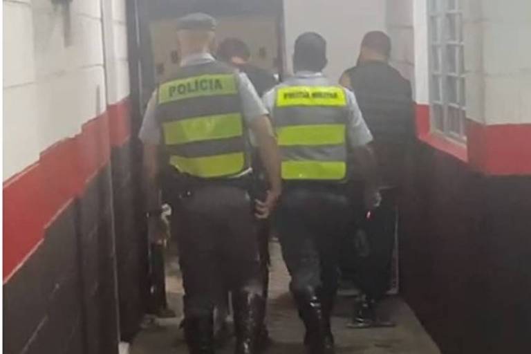 Policiais conduzem suspeito de assédio sexual em Bertioga