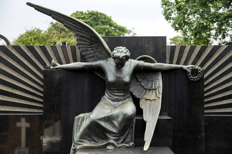 Detalhe de escultura em túmulo no Cemitério Necrópole São Paulo, que lança a temporada de visitas monitoradas gratuitas para o público conhecer suas obras de arte