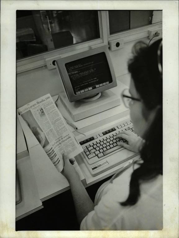 Funcionária trabalha num terminal do Banco de Dados em 1992