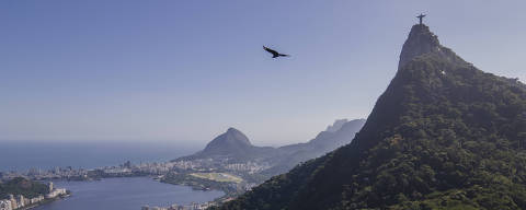 RIO DE JANEIRO, RJ, 23.10.2023: Vista de parte da Floresta da Tijuca a partir do mirante Dona Marta com o Cristo Redentor. Folha faz reportagem sobra o Parque Tijuca que fica no Rio de Janeiro. (Foto: Eduardo Anizelli/ Folhapress)