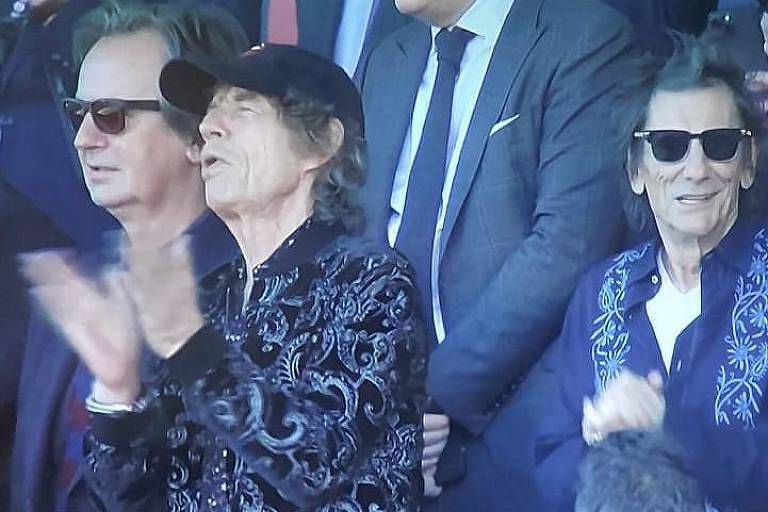 Mick Jagger e Ron Wood na tribuna de honra do estádio, torcendo pelo Barcelona