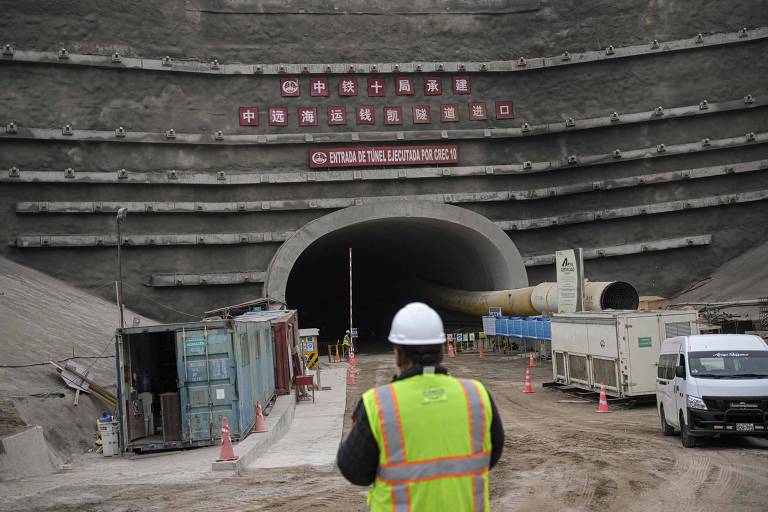 Entrada de túnel construído para o transporte no megaporto de Chancay, no Peru