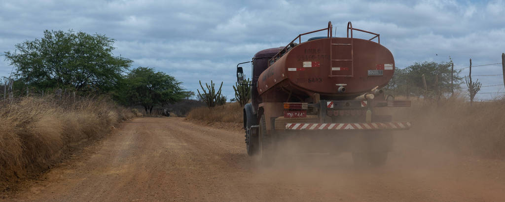 Caminhão-pipa de prefeitura segue para reabastecer em barragem perto da zona urbana de Betânia do Piauí, município que não tem sistema de abastecimento de água