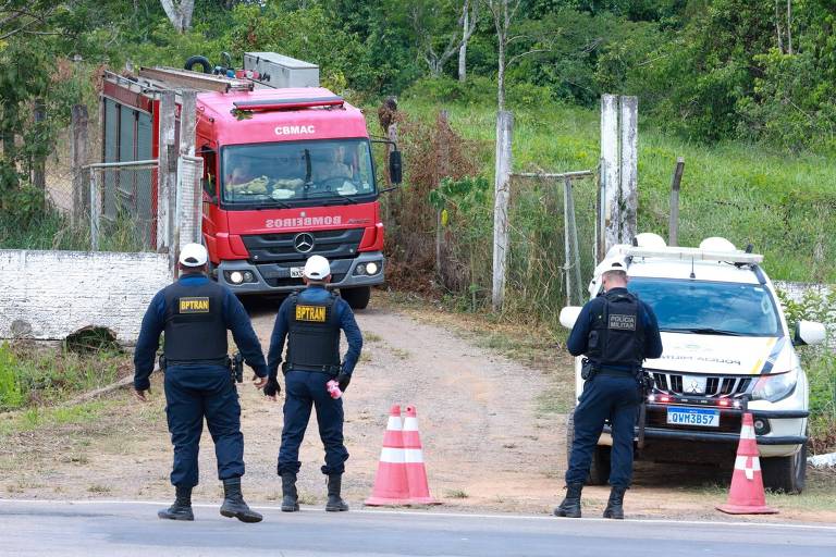 Bombeiros atuam onde avião de pequeno porte caiu com 12 pessoas a bordo próximo ao Aeroporto de Rio Branco na manhã de domingo (29)