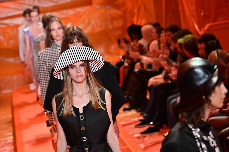 Modelos apresentam coleção da Louis Vuitton em desfile realizado na Semana de Moda de Paris