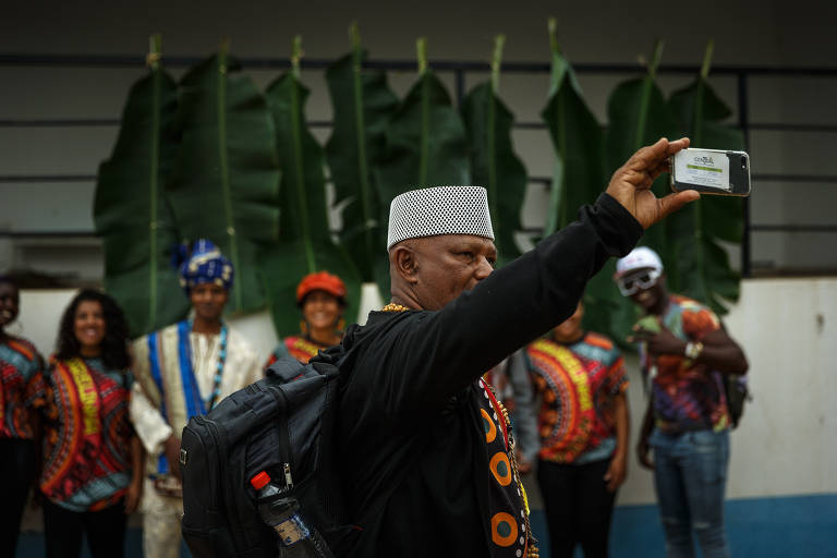 Rei angolano cumpre profecia em visita a quilombo de SP - 29/10/2023 -  Cotidiano - Folha