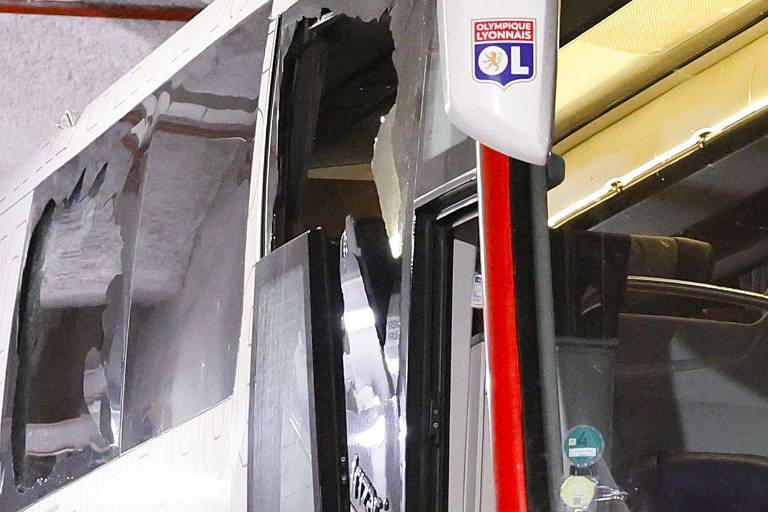 Janelas do ônibus do Lyon quebradas depois de apedrejamento quando o veículo chegava ao estádio Vélodrome, em Marselh
