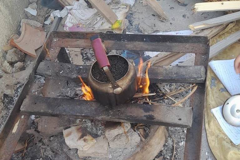 MÔNICA BERGAMO - brasileiros fazendo pão com fogo em brasa em Gaza