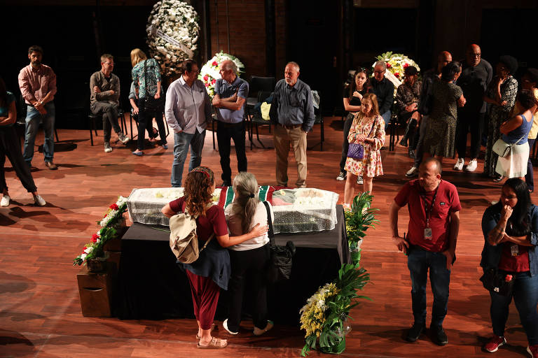Velório do sociólogo Danilo Santos de Miranda no teatro do Sesc Pompeia