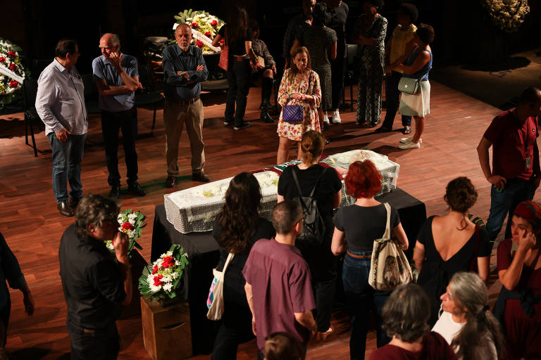 Velório do sociólogo Danilo Santos de Miranda no teatro do Sesc Pompeia