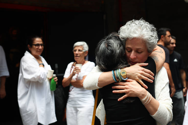 Velório do sociólogo Danilo Santos de Miranda no teatro do Sesc Pompeia