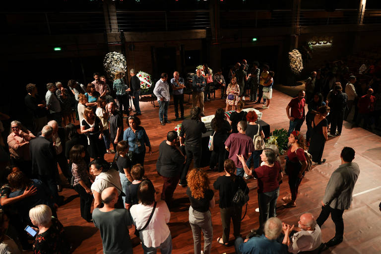 Velório do sociólogo Danilo Santos de Miranda no teatro do Sesc Pompeia
