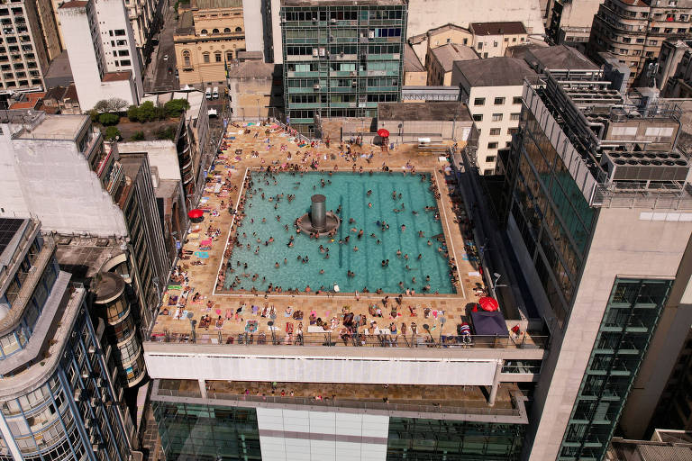 Paulistanos se refrescam na disputada piscina Sesc 24 de Maio, na região central de São Paulo; fila para acessar equipamento passa de uma hora aos finais de semana