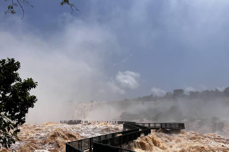 Grande volume de água nas Cataratas do Iguaçu nesta segunda (30)