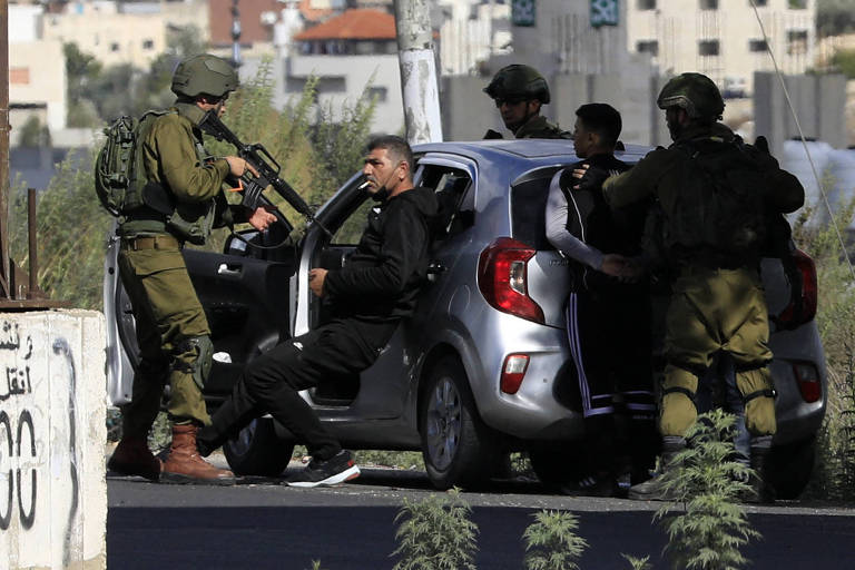 Soldados armados cercam veículo e detêm dois homens