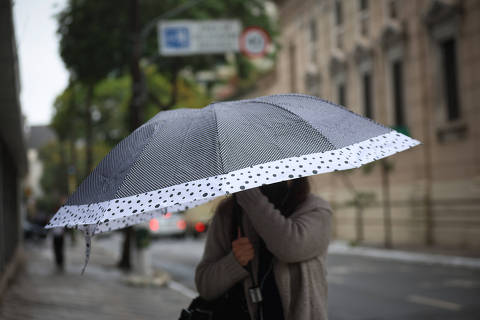 SAO PAULO/SP, Brasil.  28.09.2023.  Pessoas se protegem do frio e da chuva na região da av Paulista.  (Foto: Zanone Fraissat/ Folhapress, COTIDIANO) ***EXCLUSIVO***