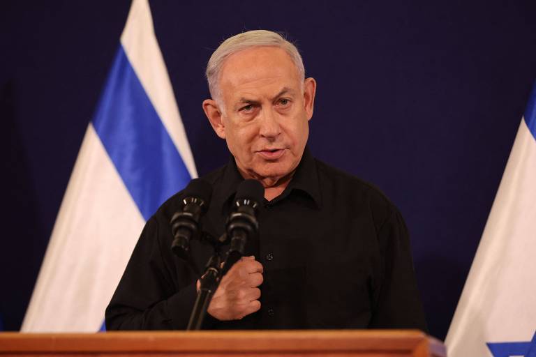 Premiê de Israel, Binyamin Netanyahu, durante entrevista coletiva em base militar em Tel Aviv