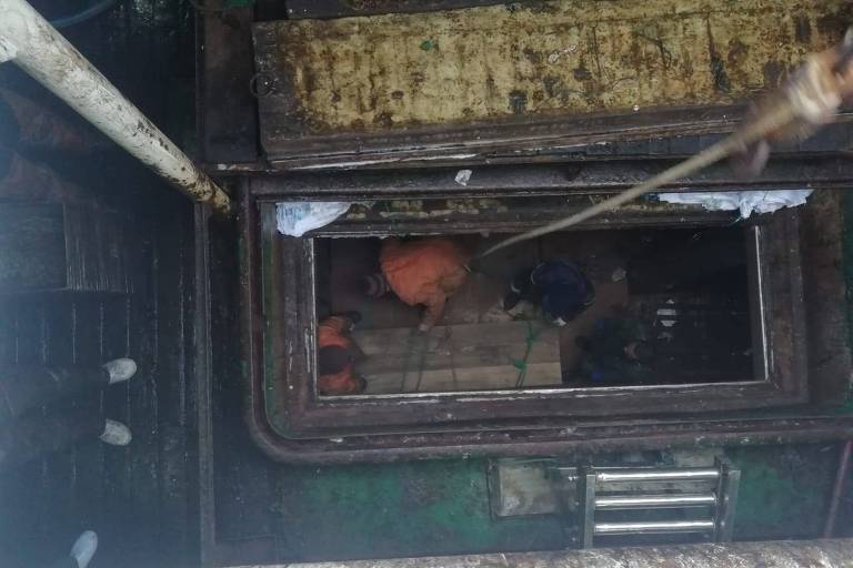Indonésios manuseiam caixão de colega seu morto embaixo do convés