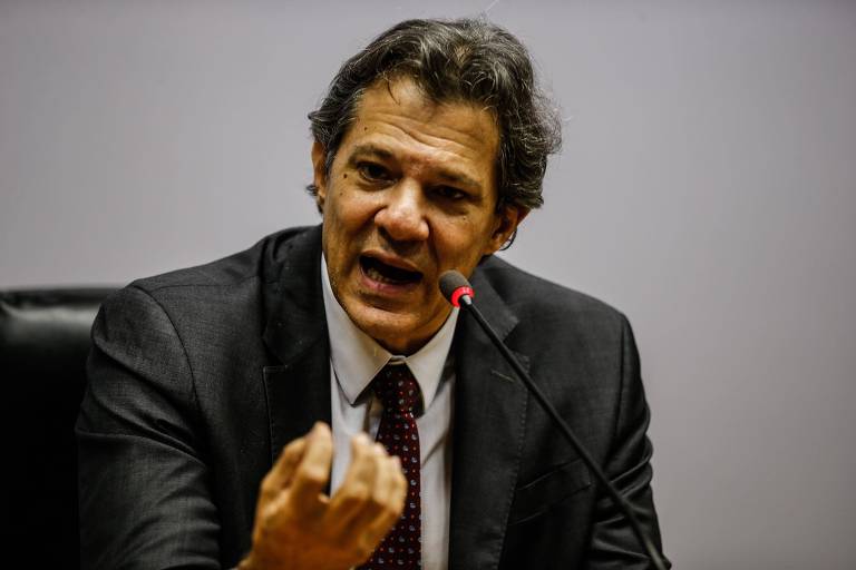 Fernando Haddad, ministro da Fazenda, gesticula durante entrevista coletiva em Brasília
