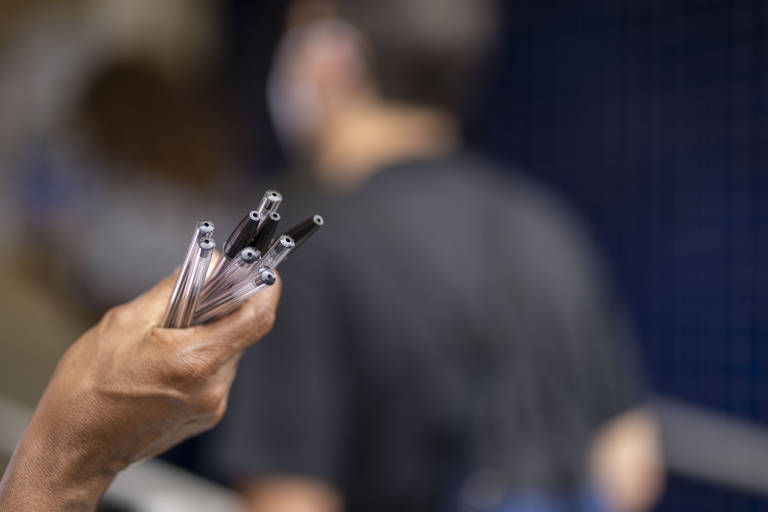 Além do documento de identificação, o estudante deve levar no dia da prova uma caneta esferográfica de tinta preta, fabricada em material transparente