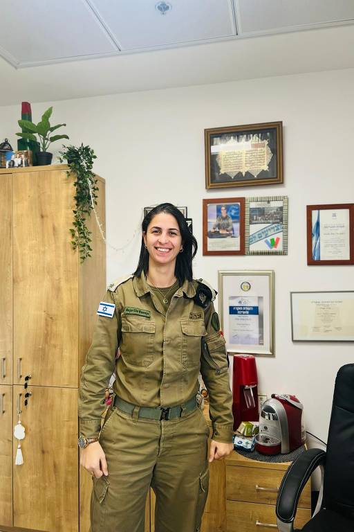 Esta é a major Ella Waweya, porta-voz das Forças de Defesa de Israel