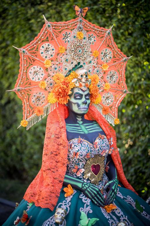 Vestir-se como esqueletos faz parte da tradição mexicana. Pessoas de todas as idades pintam seus rostos para se assemelharem a caveiras