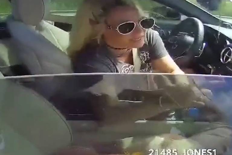 Britney Spears leva multa e tenta se explicar ao policial