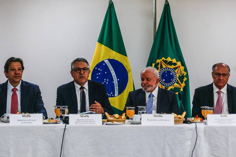 Fernando Haddad, Alexandre Padilha, Lula e Geraldo Alckmin participam de reunião com líderes do Congresso